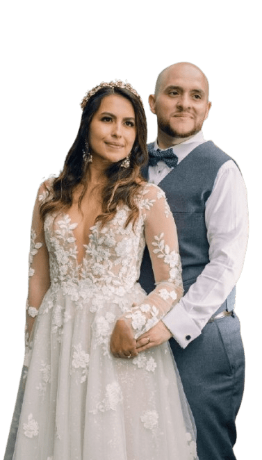 Novios abrazándose en su boda en una hacienda con un hermoso jardín.