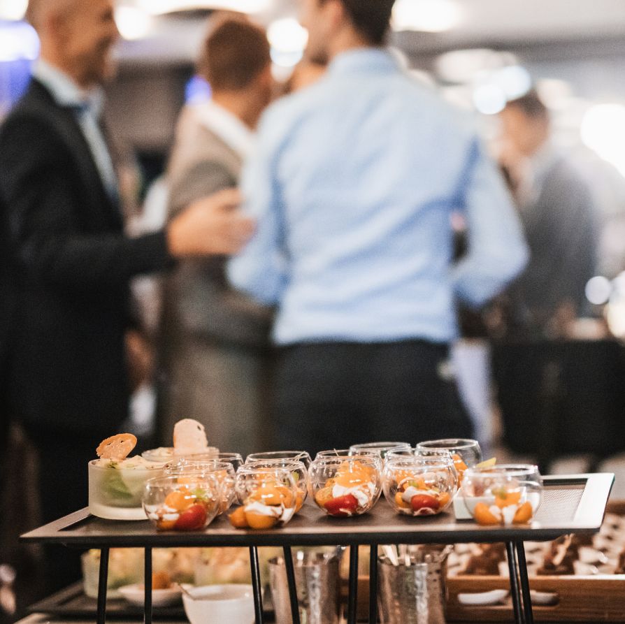 Estación de catering con variedad de platillos para un evento masivo en hacienda.