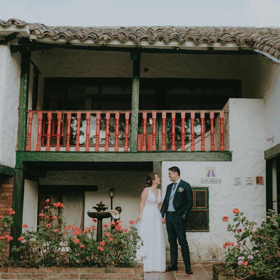 Novios abrazándose en su boda en una hacienda con un hermoso jardín en Tenjo