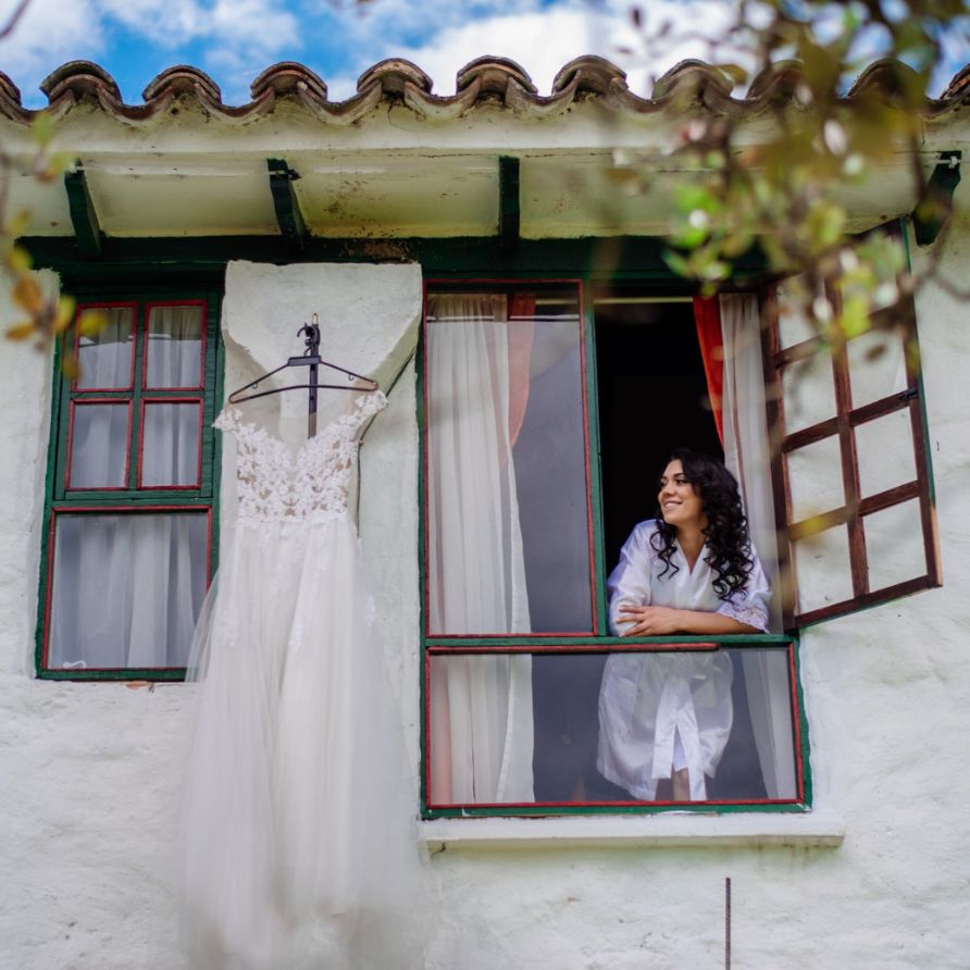 Entrada de una casa colonial en Tenjo con puertas de madera y detalles rústicos.