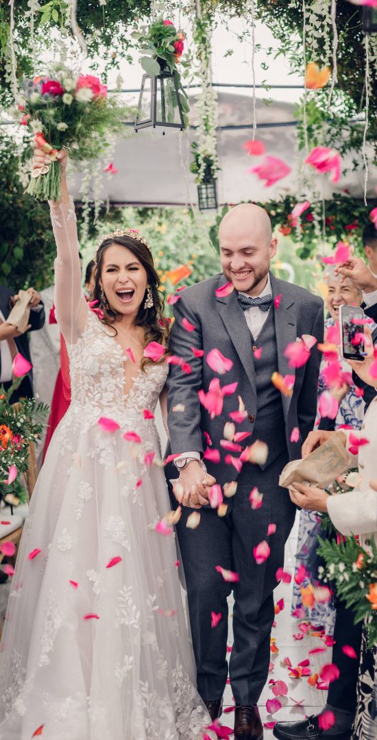 Novios abrazándose en su boda en una hacienda con un hermoso jardín.