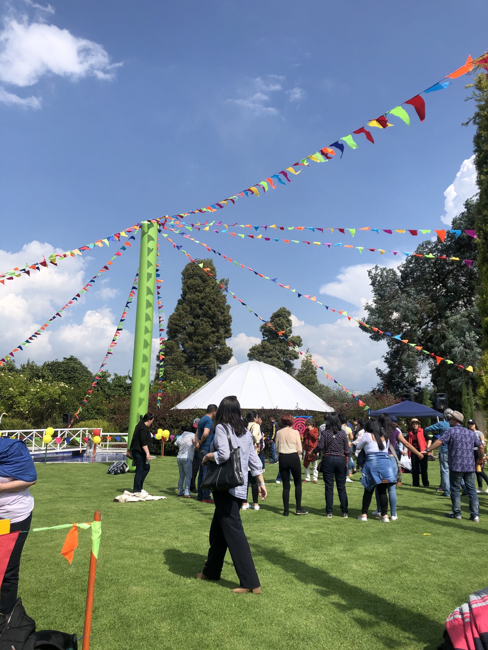 Gran jardín con montaje para eventos masivos al aire libre en una hacienda en Tenjo.
